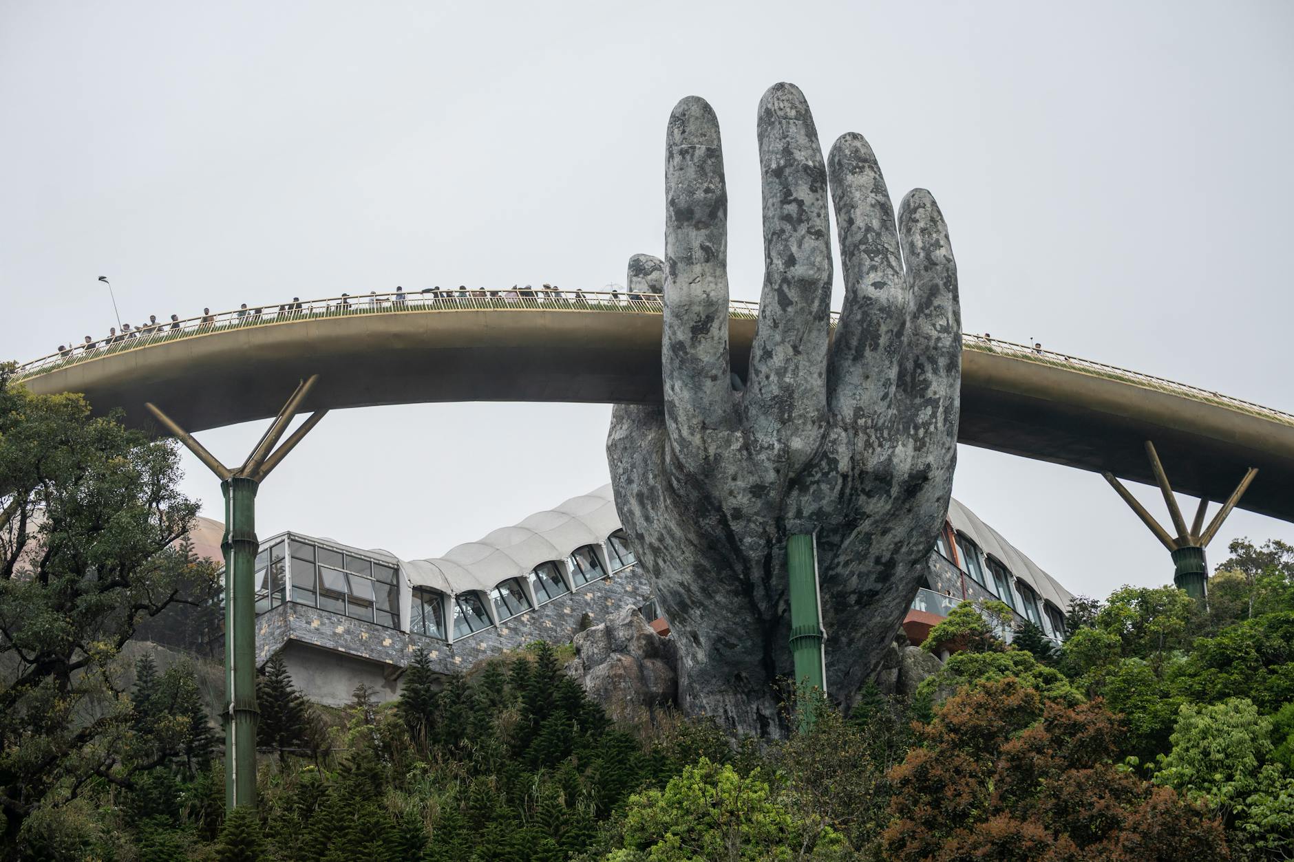 Grafika symbolizująca projekt "Na Szlaku Kultur" w Chojnicach w 2026 roku, przedstawiająca połączenie dziedzictwa i nowoczesności.