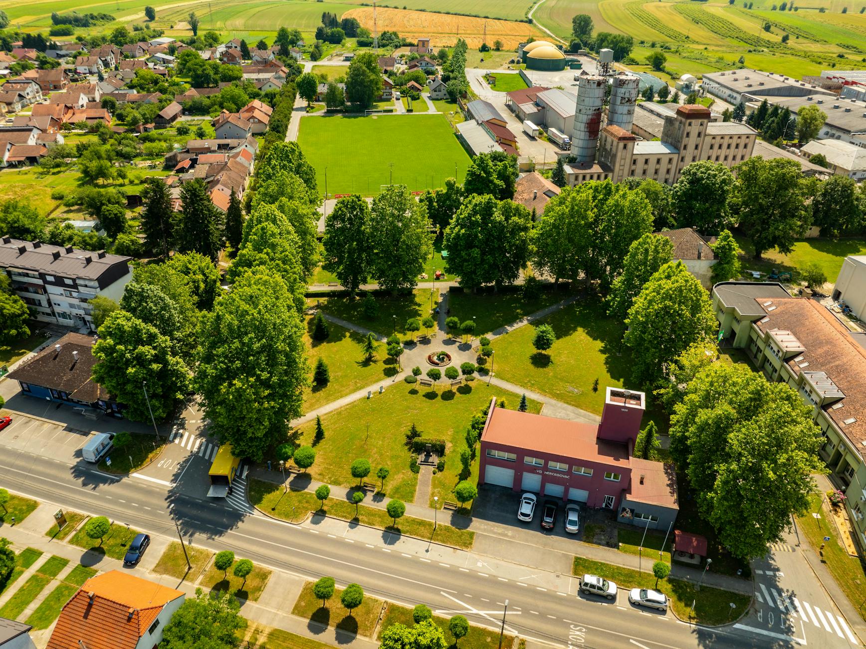 Panorama historycznego centrum Chojnic z widocznymi zabytkowymi budynkami i wieżą ratuszową.