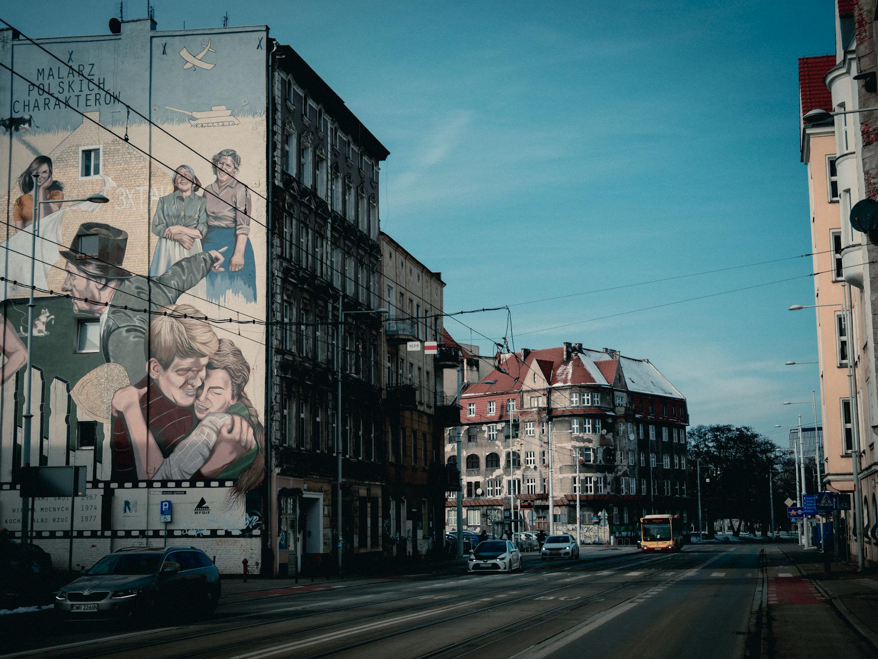 Plakat filmowy "Super Mario Galaxy" z napisem "Chojnice" i "Hopnięci"